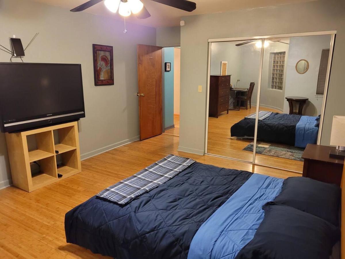 Great Chicago Getaway 2 Bedrooms Sleeps 1 To 4 ภายนอก รูปภาพ